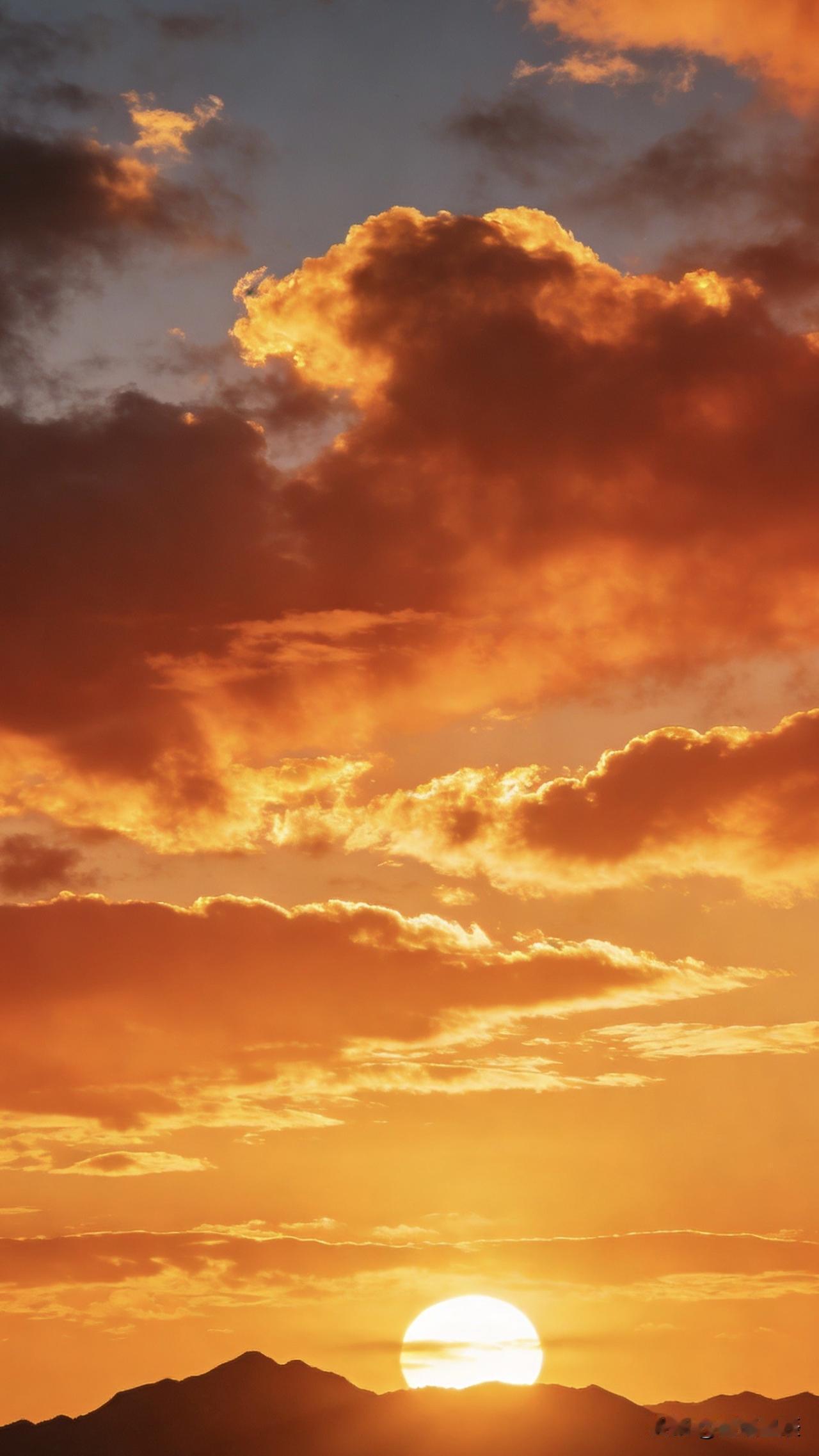 落日熔金岁月转，初心不改方得始终

落日熔金，漫过天际，将流云染成温柔的橘。
