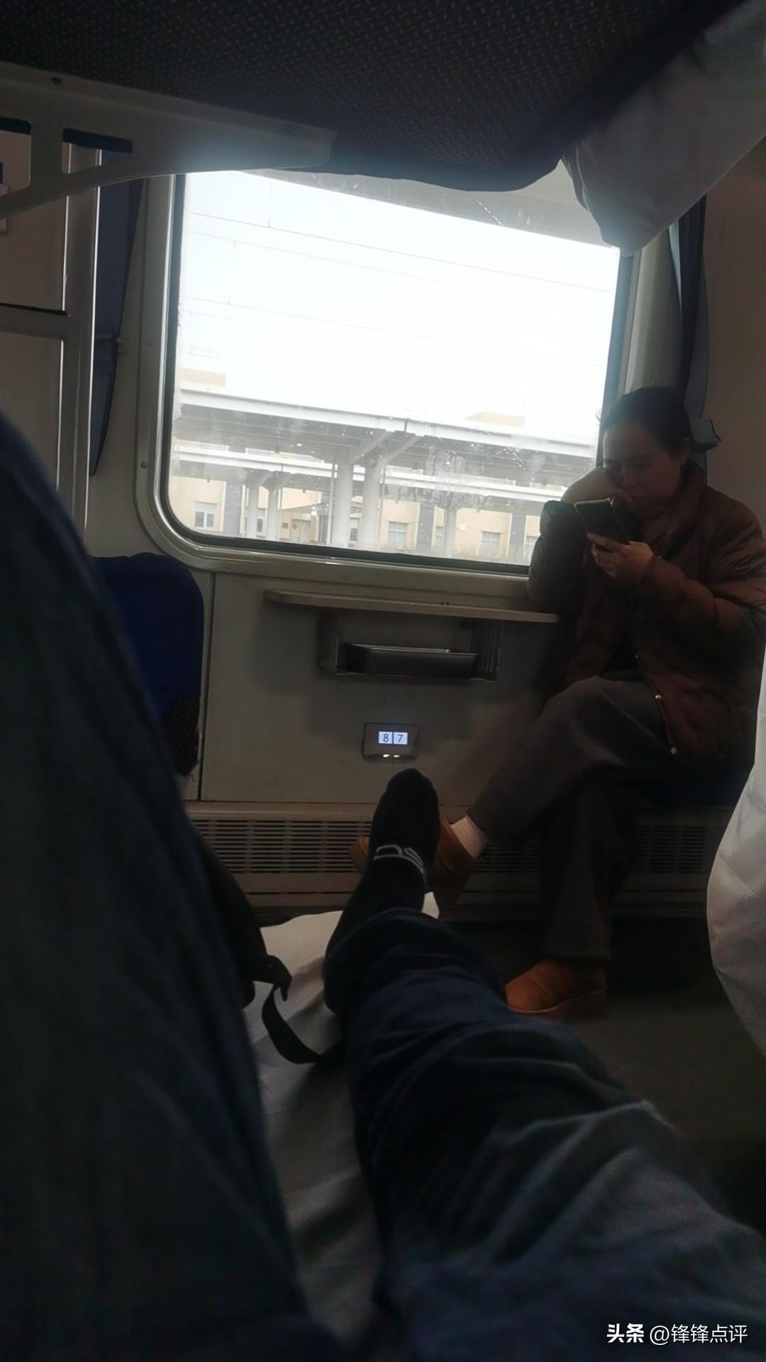 又坐绿皮车了！k72去上海！哈哈！绿皮火车随手拍 对面下铺还盖了蚊帐！哈哈！我忘