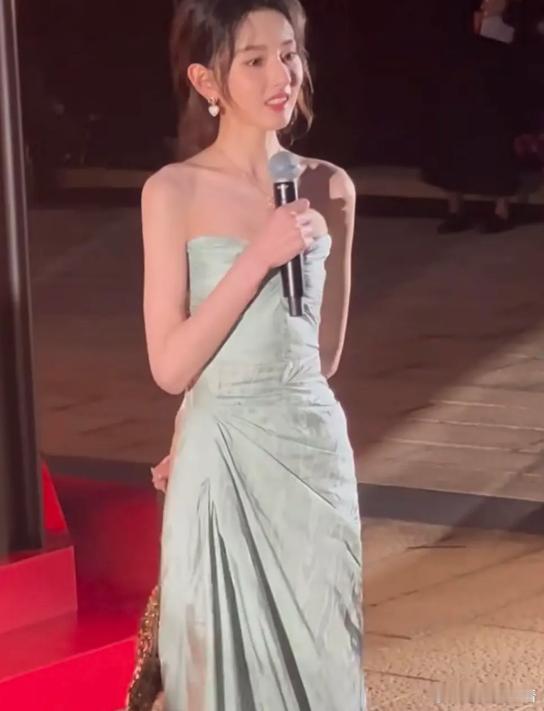 宋祖儿前几天参加品牌活动的照片被审判，不少网友觉得她太瘦了。其实宋祖儿正式回宫后