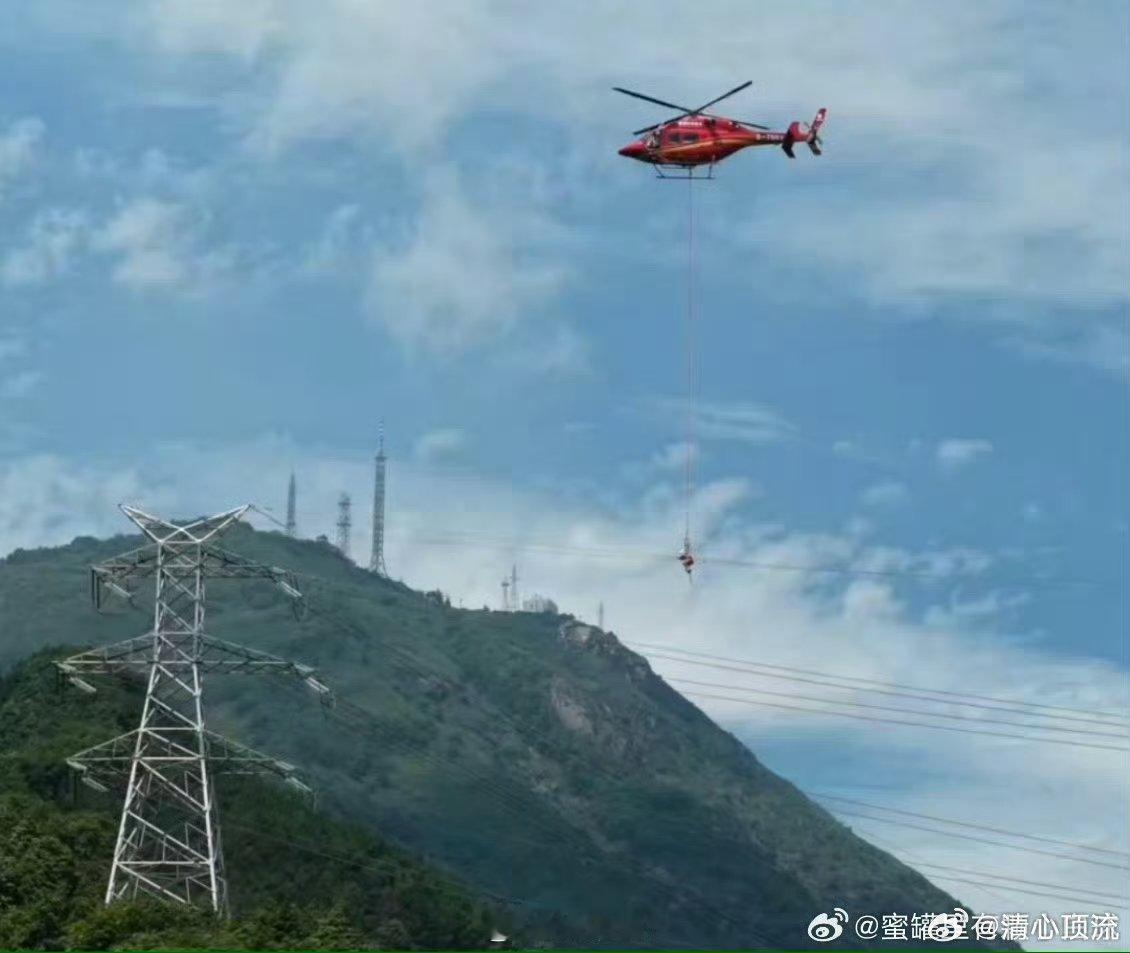 男子直升机吊百米高空缝合电力动脉 震撼到我了！百米高空，直升机吊着完成电力动脉缝