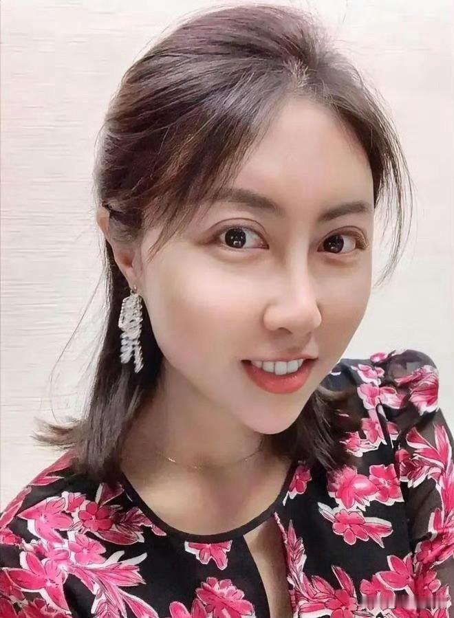 单从经济层面对比，蒋方舟的损失远比贾浅浅要大得多。贾浅浅此前的收入来源十分单一，