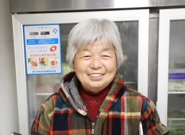 2011年，江苏老人儿子意外去世，留下50多万债务和刚满6岁的孙子。老两口只好打