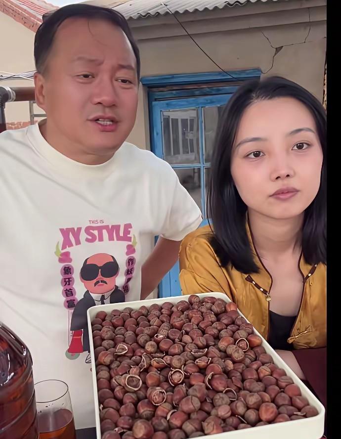 二十万人在线盯着谢广坤啃玉米。
就现在。
镜头前唐鉴军腮帮子鼓胀，手里那根黏玉米