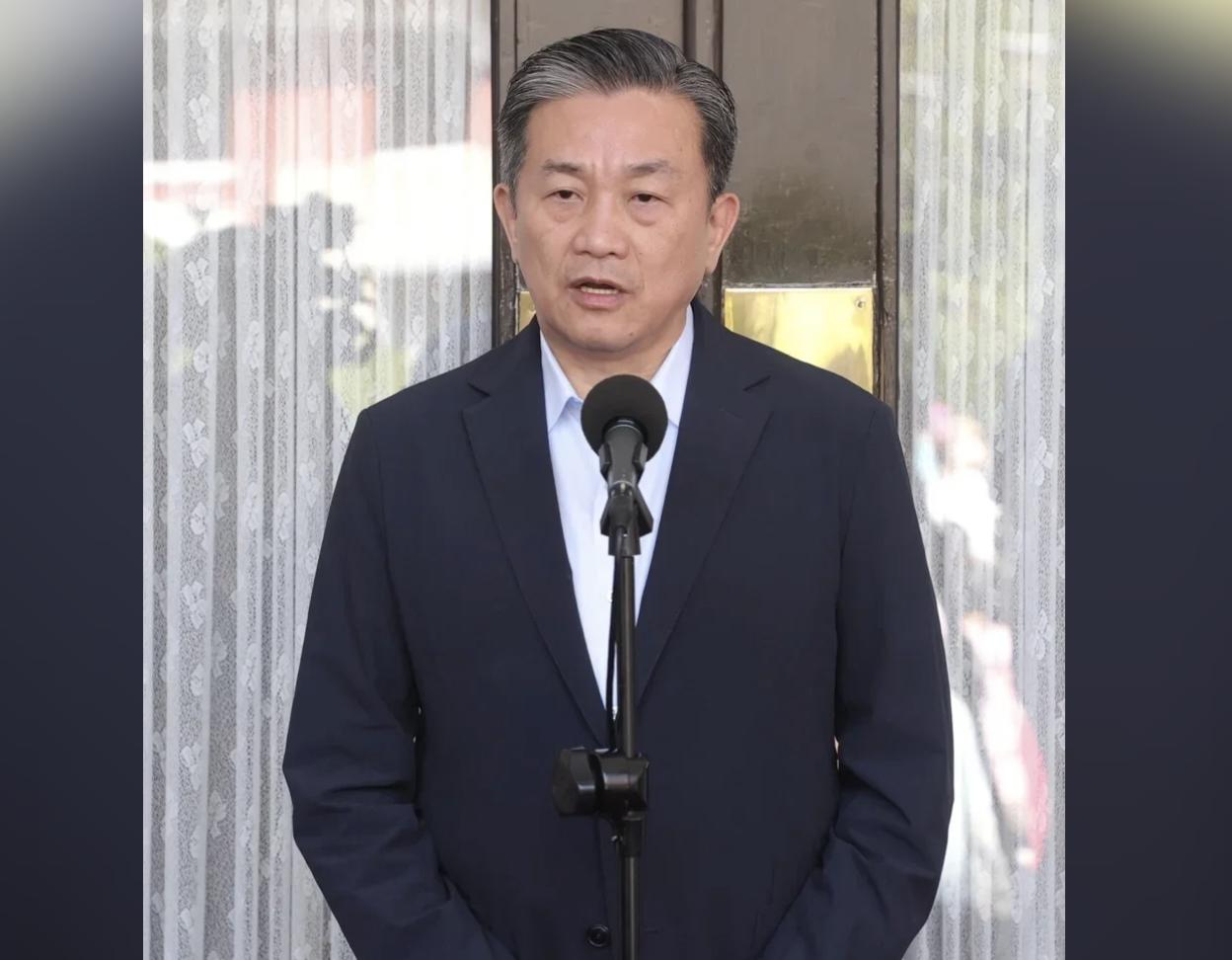 台当局档案资料部门近日公布的一份资料引发岛内热议。资料显示，民进党“立委”王定宇