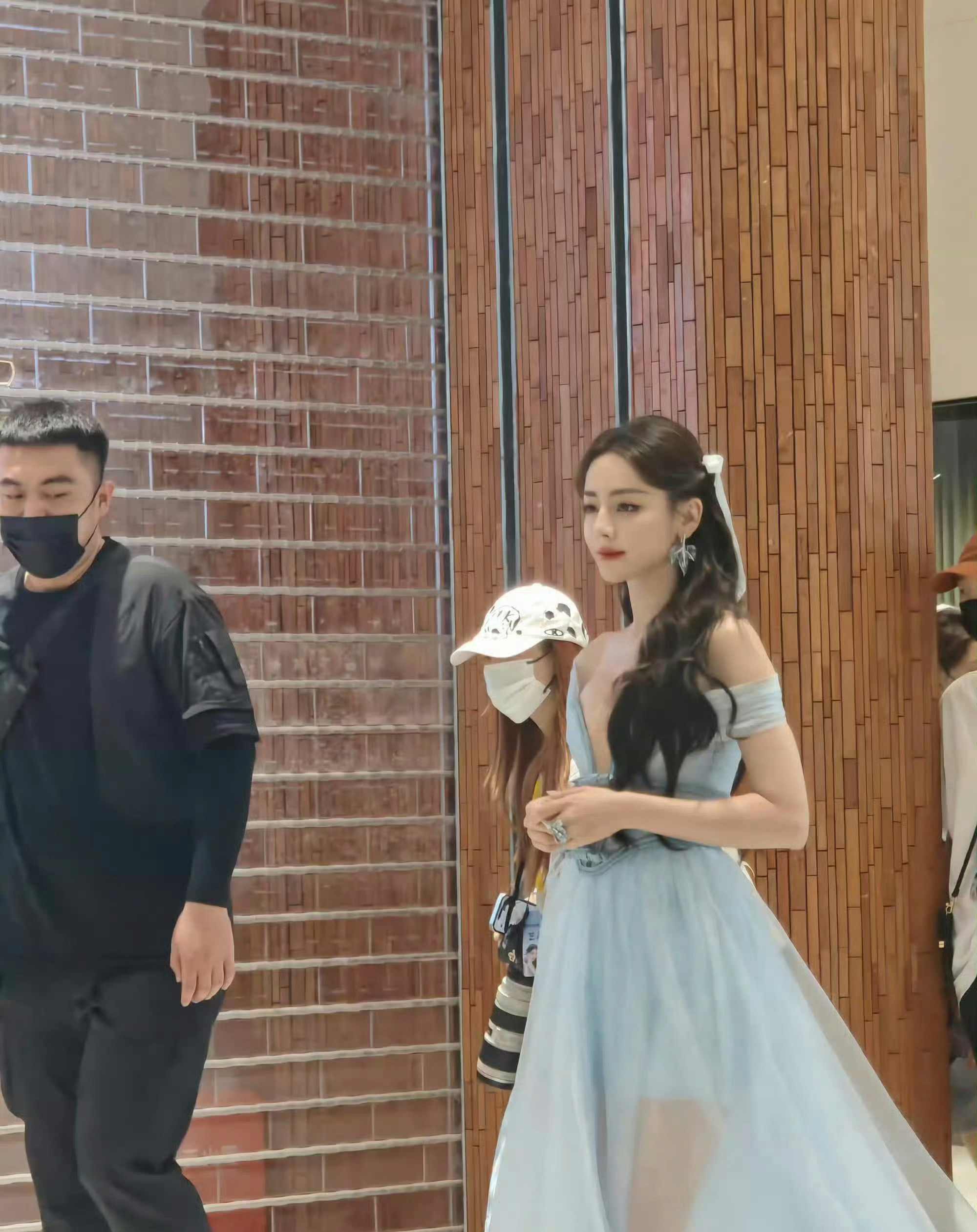 迪丽热巴今天完全是公主来的吧 