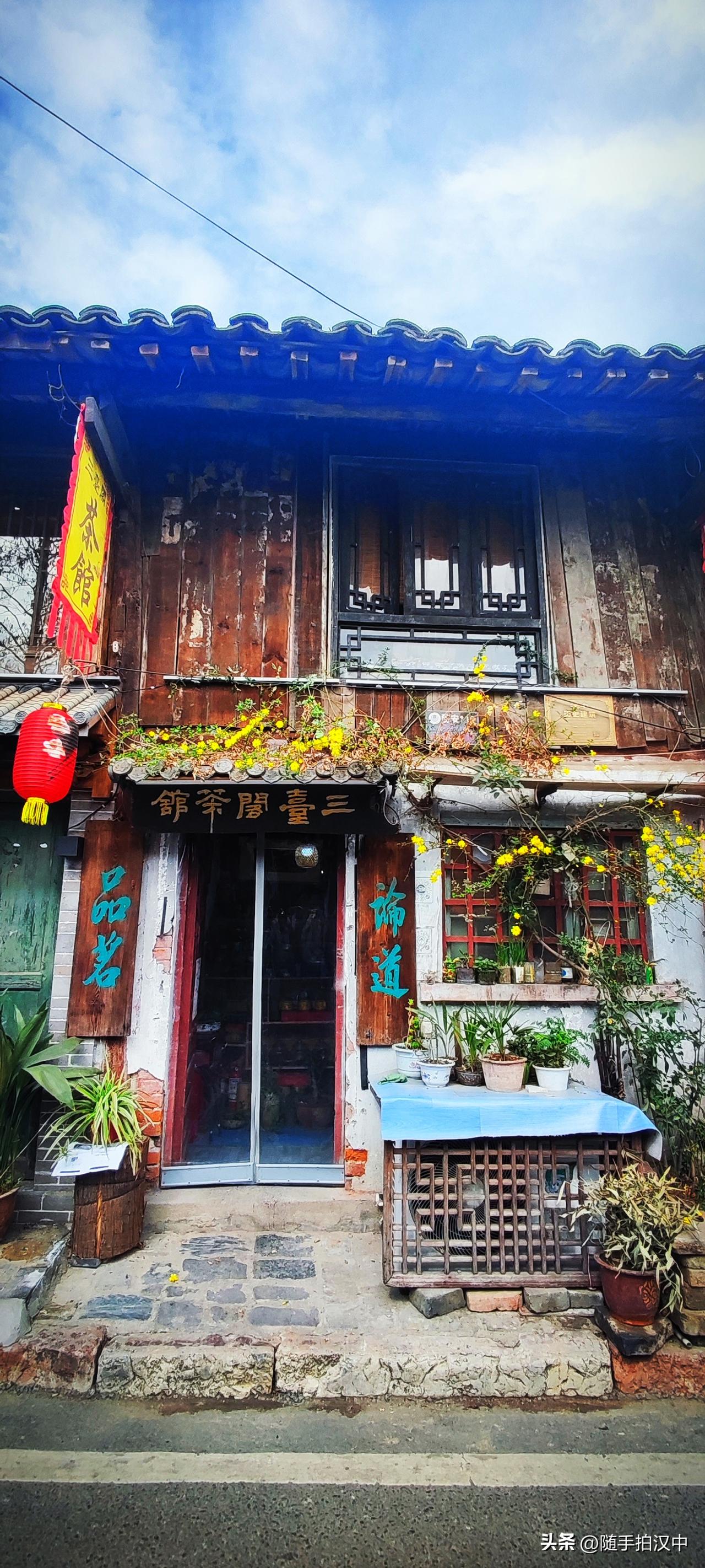 新年生活图鉴多云，乍泄的日光就像小朋友的大眼睛，忽闪忽闪的照耀小城。瞧，这一秒，