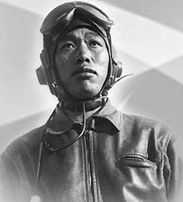 1951年，志愿军飞行员华龙毅被美军战机击落，身负重伤降落在一个山头，就在这时，