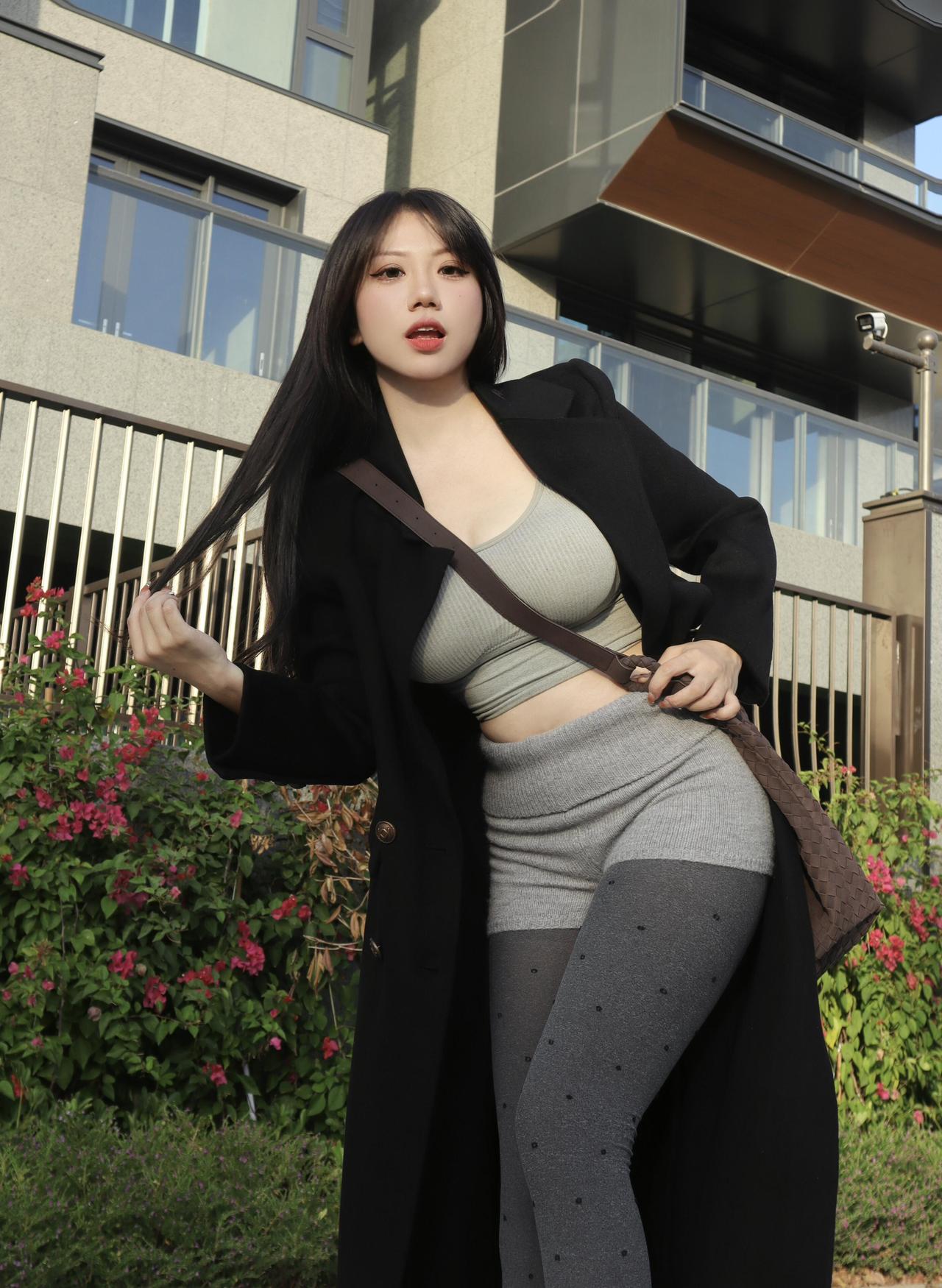 OOTD｜辣妹与御姐的碰撞，灰黑系叠穿太绝了！
 
今天这套灰黑系叠穿，把辣妹的