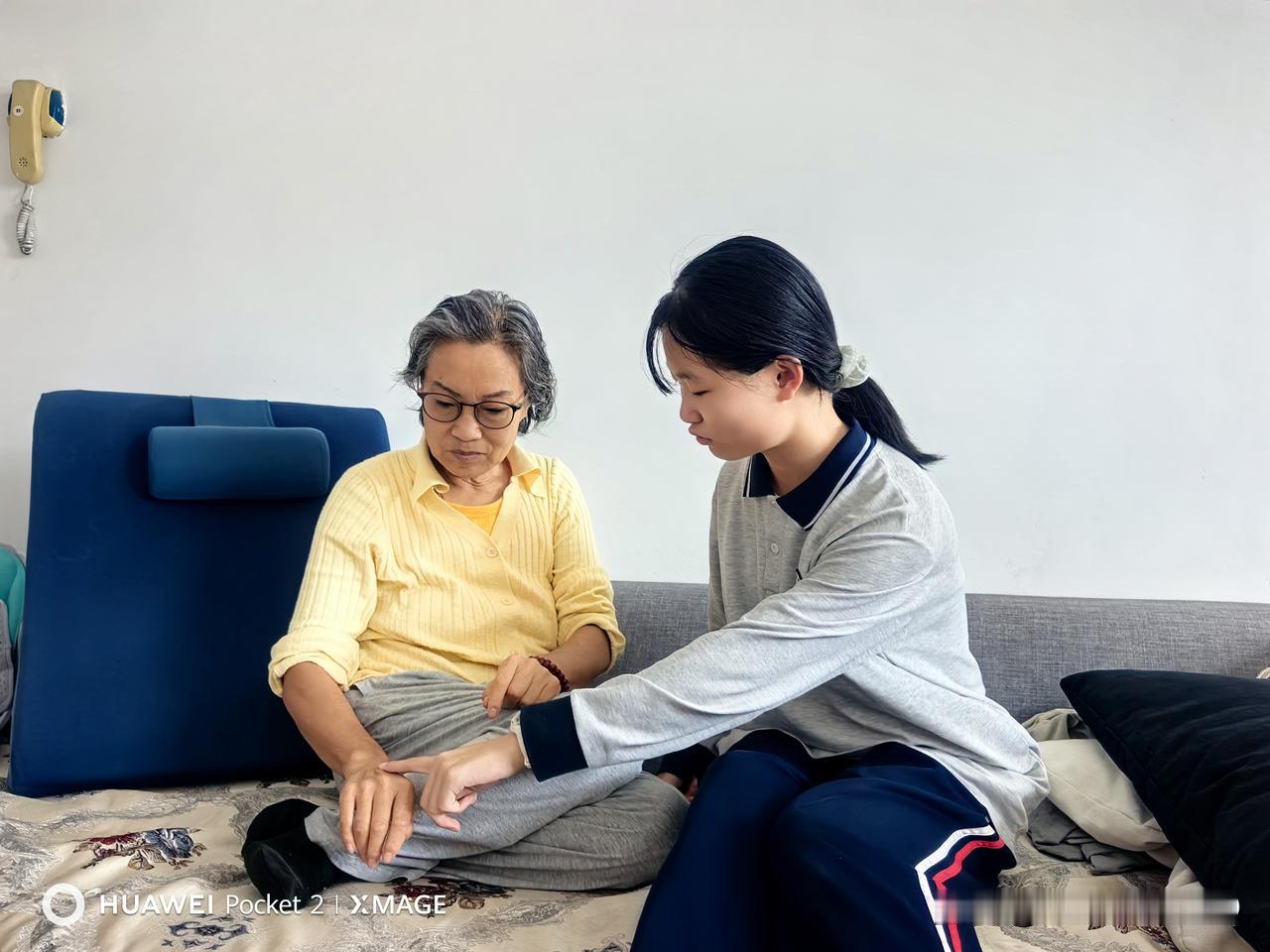 不知道前世是怎样缘分，让我们今生做了一对没有血缘的母女，在天长日久的相处中，我们