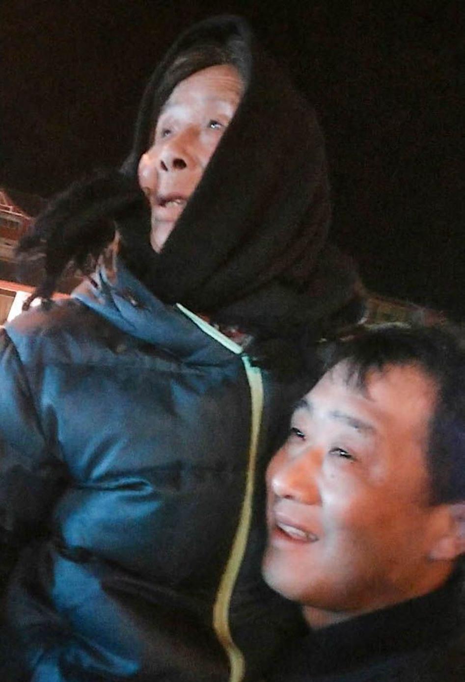 【男子抱起母亲看秦腔】