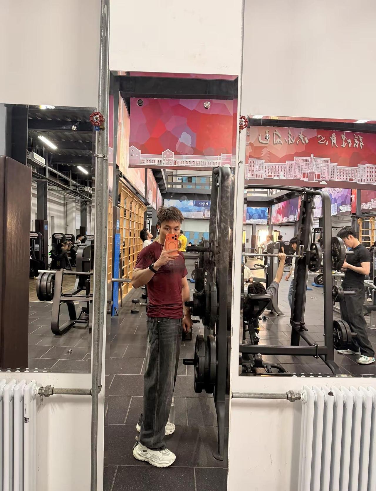 哪位帅哥又去健身房拍照去了，无语死了健身室随拍 健身打卡live
