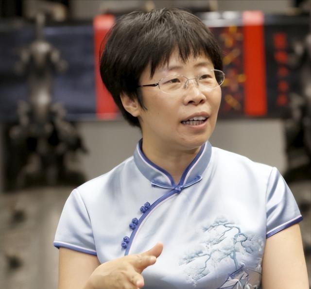 北大才女蒙曼49岁至今未婚，节目上，主持人朱迅问她：“您最想嫁给谁？”没想到，她