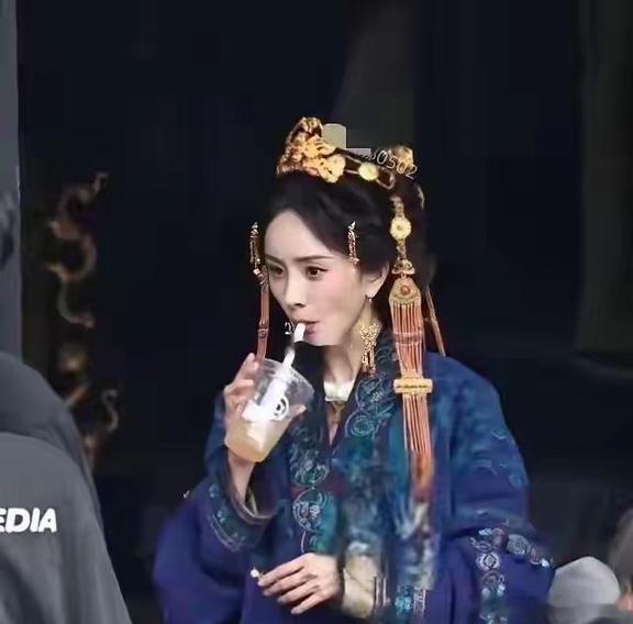 杨幂真是个很合格的代言人。以她现在的身份，很多人可能会觉得她不该喝这个档次的咖啡