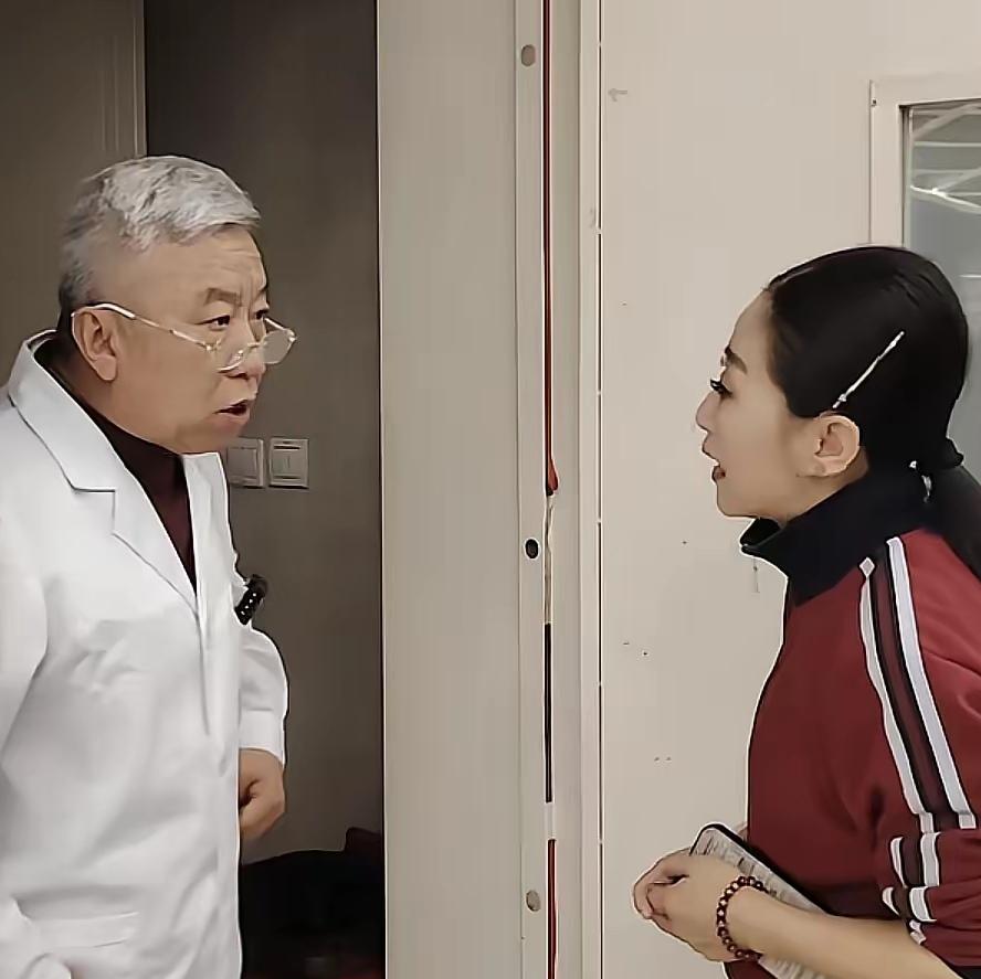 家人们，你能想象手术室门口医患之间能有一场让人笑到满地找牙的对话吗？这事儿就真实