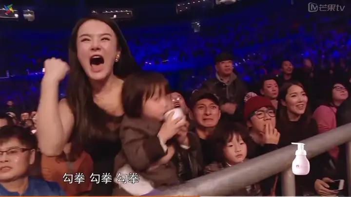 邹市明在台上打拳。冉莹颖在台下不仅仅助威，还支招指导。虽然能看出夫妻两人热烈的情