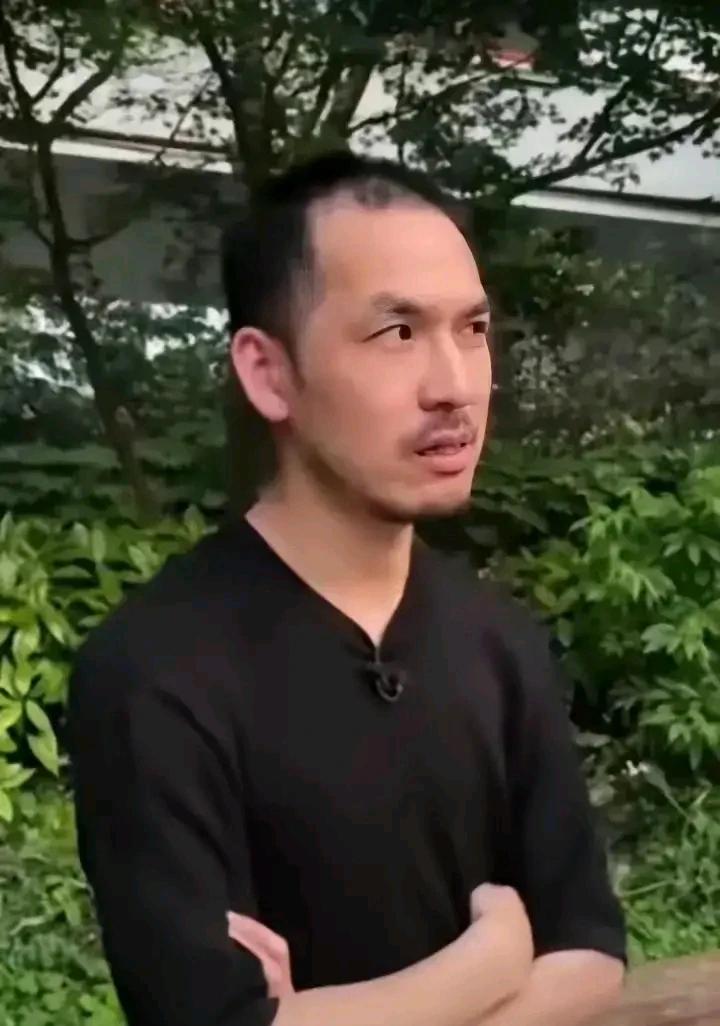 铁头以及他这个团队的行为，
是鲁莽的，
是在消费中国民众的爱国热情，
这也就是偷