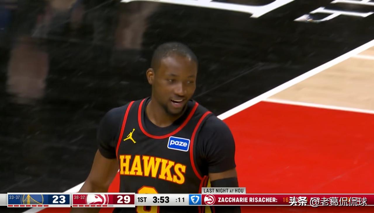 老鹰大将库明加真是太懂事了！在今天老鹰主场以126：110轻取勇士的比赛中，库明