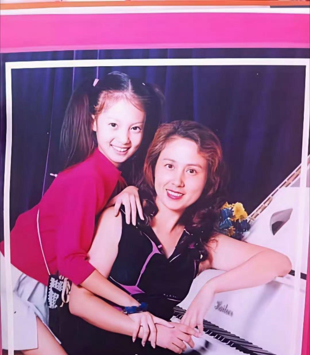 金晨妈生脸证据+1。她妈妈跟她长的太像了，公用一张脸。 