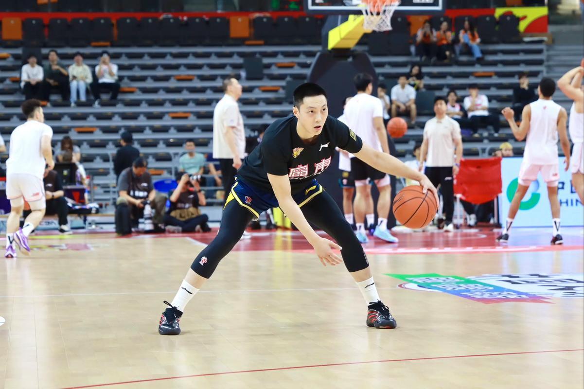 广东宏远“黑白矮三后卫”里面，胡明轩的性格真的是三人最好的！
其社交媒体上都是发