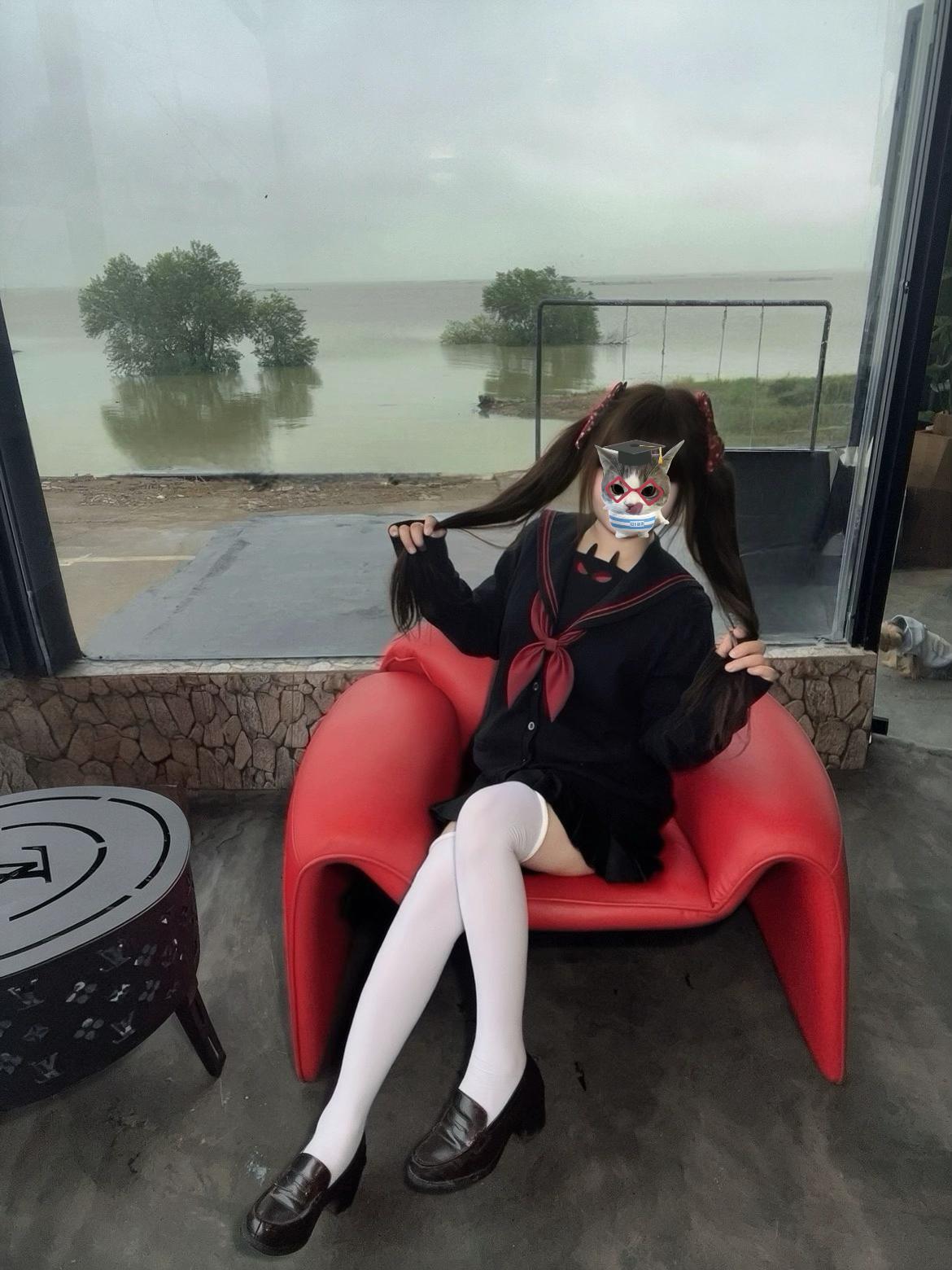 这个世界破破烂烂 我也是 我的人生在反复崩塌和重建 好多裂痕 我的心也常常稀碎