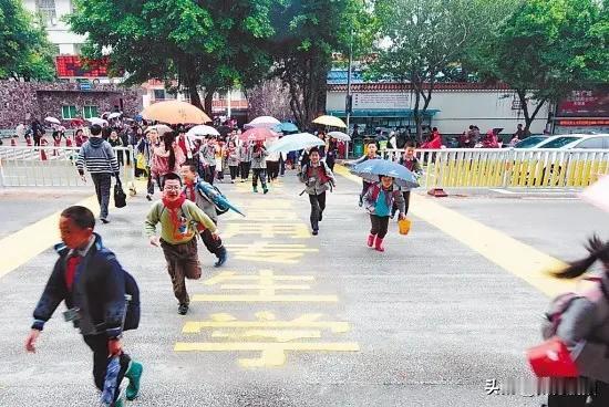 放学时段对学校门前道路实行禁行势在必行

每到中午和下午中小学放学期间，阳光斜照