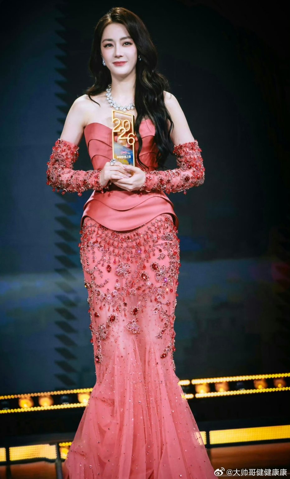 情感迪丽热巴获最佳电视剧女演员   刷到热搜直接原地蹦跶，自家姑娘终于凭实力捧回