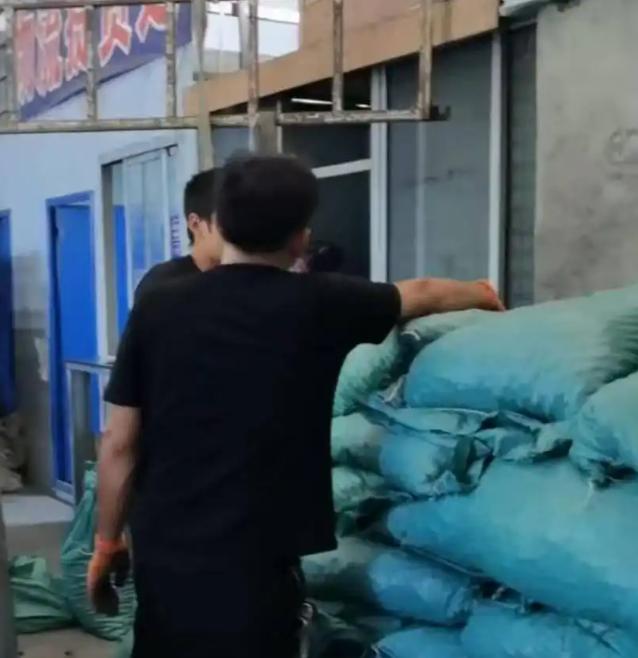 “太蹊跷！”广西桂林，男子发了三车夏威夷，一共90吨，却因涉嫌走私被查扣，要求男