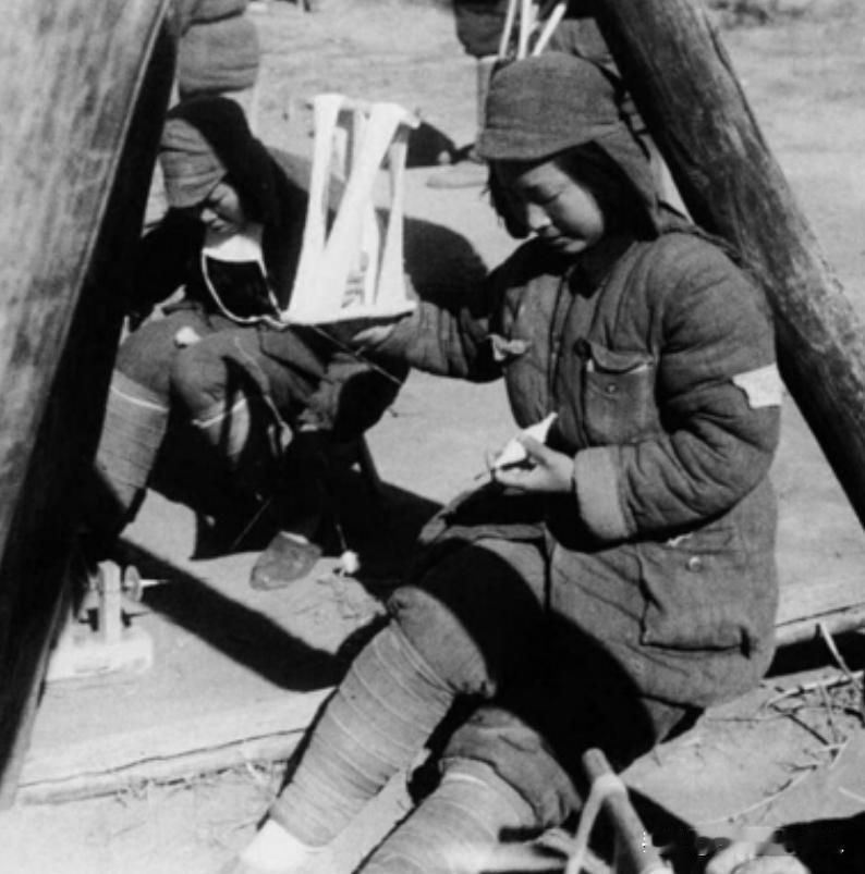 1941年一女八路在老乡家养病，却被贪心的邻居告了密，很快日军包围了老乡家，可他