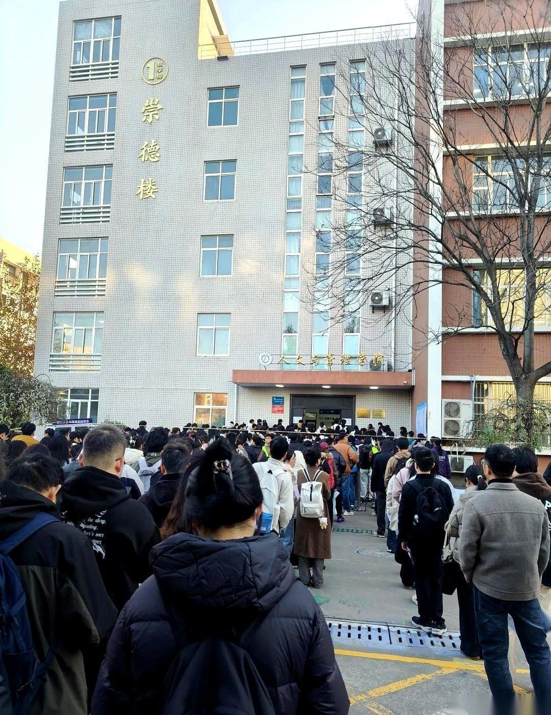 上午考场里厮杀，中午车里喂奶。
谁懂啊？那种感觉。脑子里还是图形推理和资料分析，