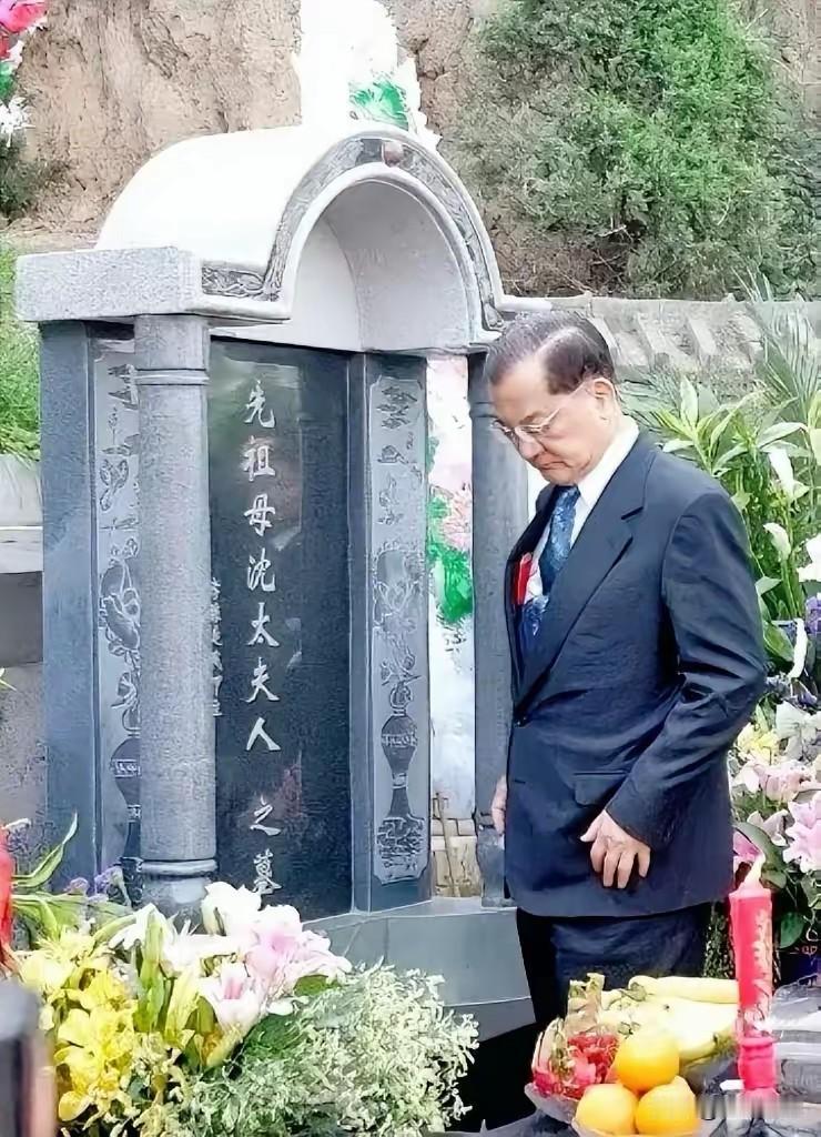 2005年5月，69岁的连战阔别60年首次回西安，前往清凉寺东南角祭拜祖母沈太夫