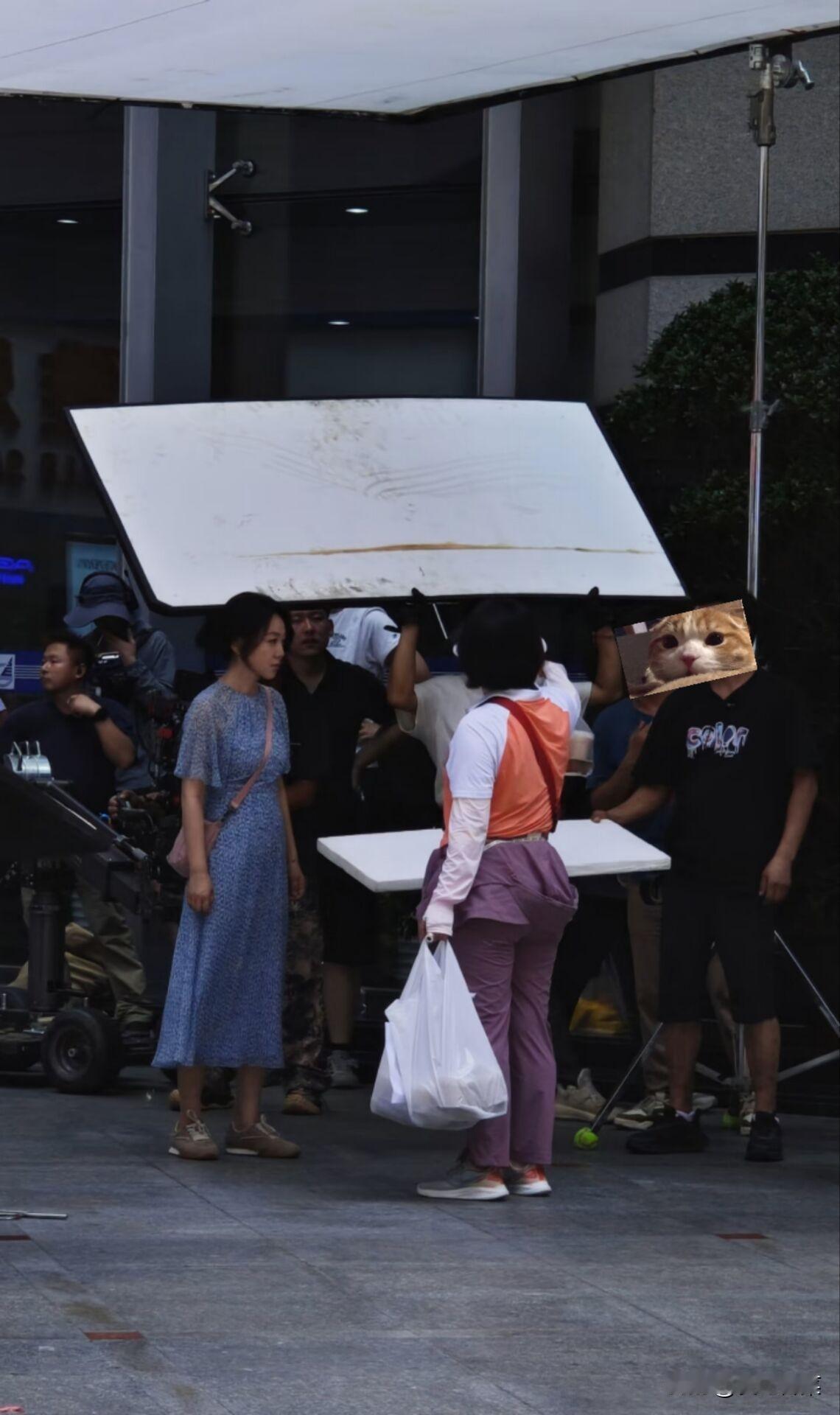 华强北偶遇胡歌闫妮拍戏？不少网友在深圳华强北附近遇到闫妮拍戏，她穿着浅蓝色连衣裙