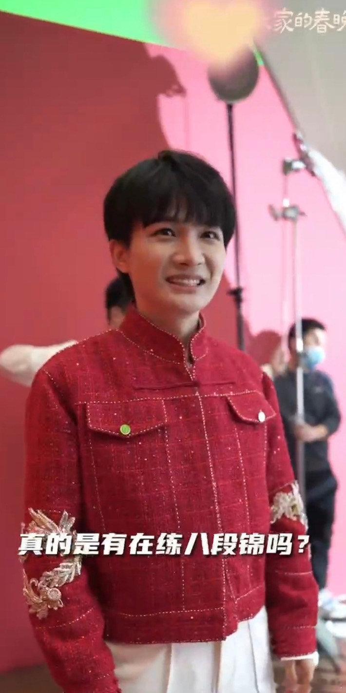 #周深红衣龙图腾# 在春晚的后台打八段锦的动作足以看得出来，他对于这个舞台的表演