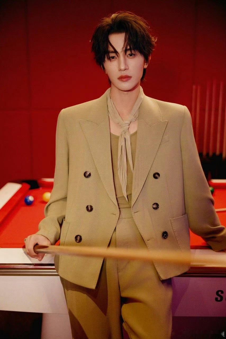 霸总版广播体操来了 短剧霸总跨界练舞，全新安装的四肢营业中！这哪里是热舞，分明是