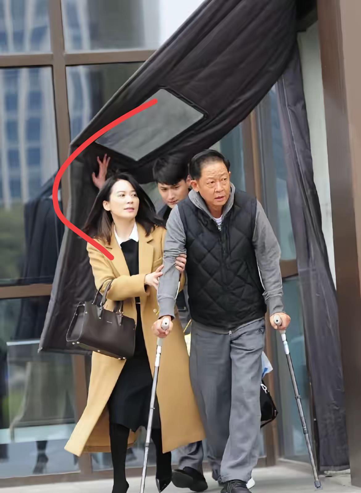 王志文这是咋了，手持双棍，旁边美女是谁？这么美，美若天仙。
