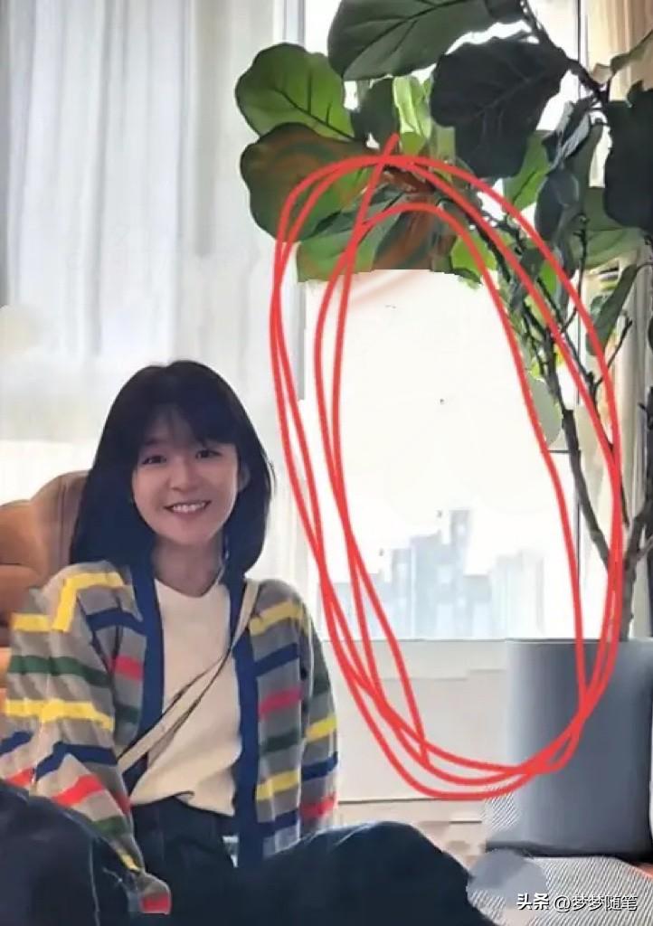 听说是她叫于朦胧去吃饭的，挺乖巧的一个女孩啊，我不相信。
 
翻开她昨晚评论，全