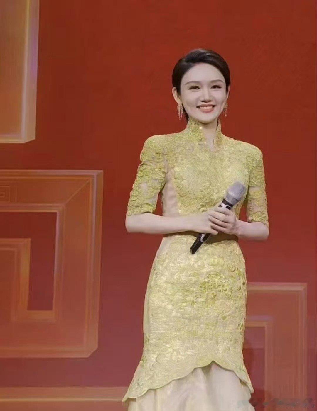 龙洋主持完春晚哭了感谢前辈引路，感恩伙伴托举，龙洋的泪水里，有情谊，更有前行的力