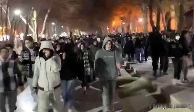 伊朗政府宣布，每位公民将获得每月约7美元的现金补助，用于缓解物价飙升和经济压力—