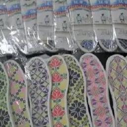 这位老人的善举令人感动。他用一年的时间亲手缝制三十多双鞋垫，表达了对民警的感激与