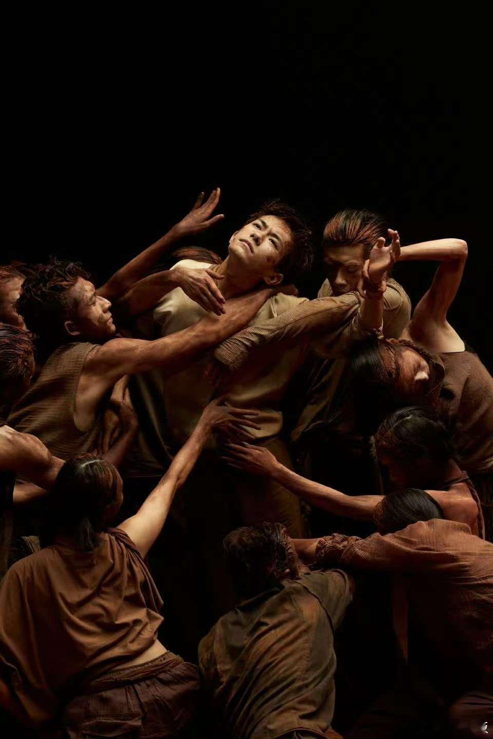 易烊千玺舞者潜行与憩息的痕迹易烊千玺记录舞者痕迹易烊千玺舞者潜行与憩息的痕迹，凝