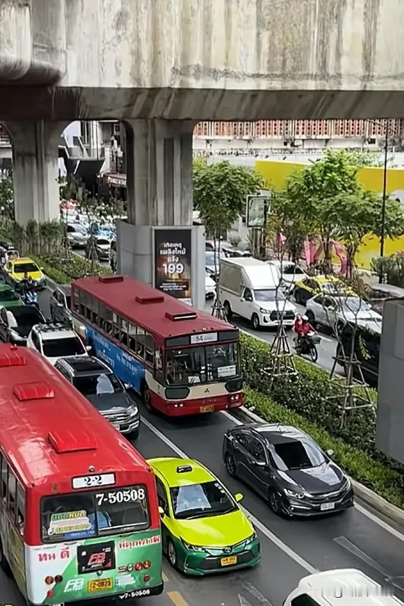 成都人在世界各地都能遇见成都！附图是其他国家的街景，大家有没有一种似曾相识的感觉