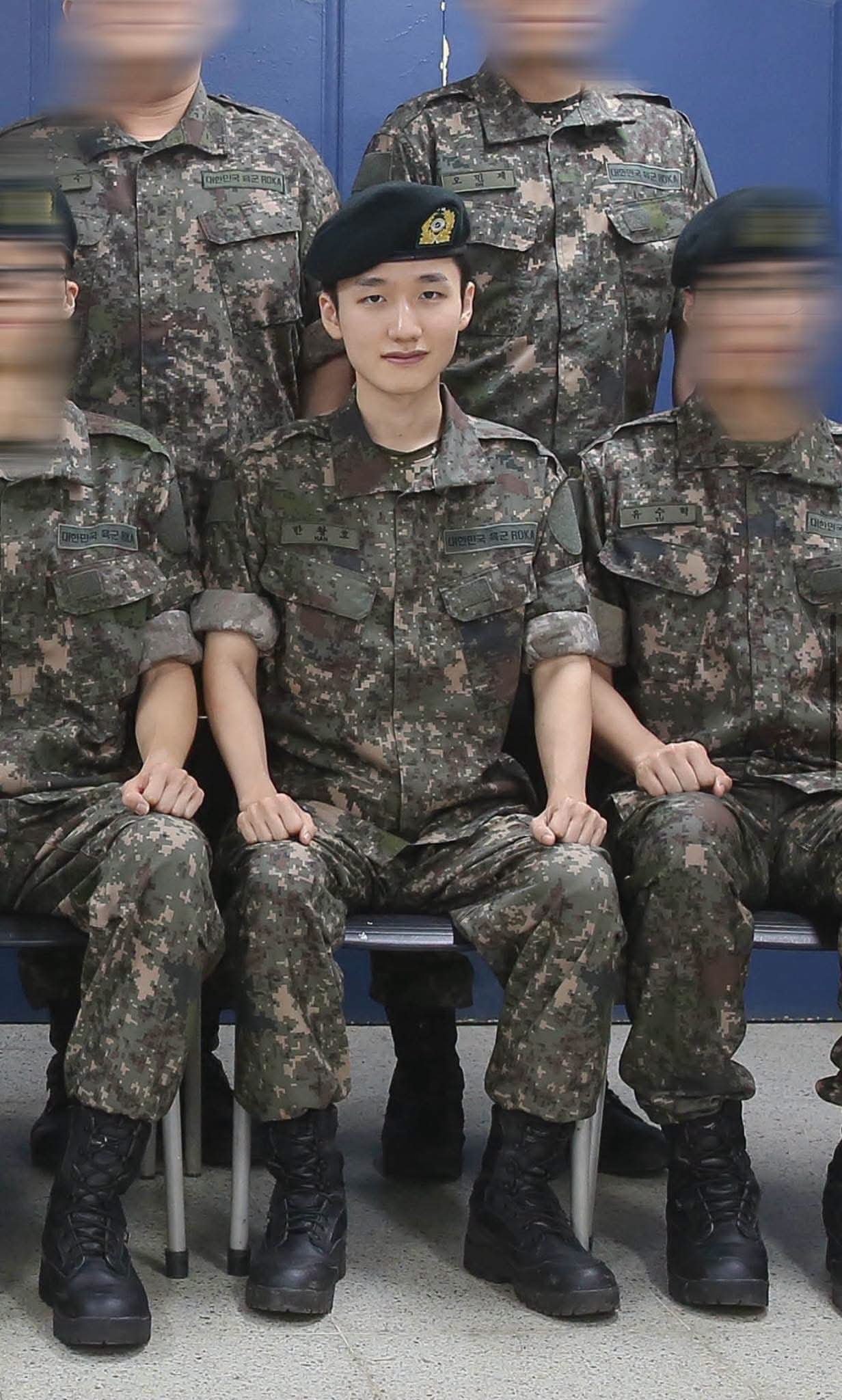 韩国兵役厅晒出了即将入伍的士兵合照，前MSI冠军Peanut身着军装在其中MSI