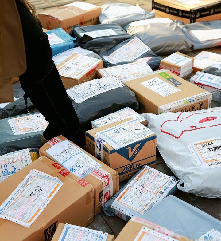 半年内，一名买家利用平台漏洞“仅退款”225次，导致商家损失5万多元，最终转账求