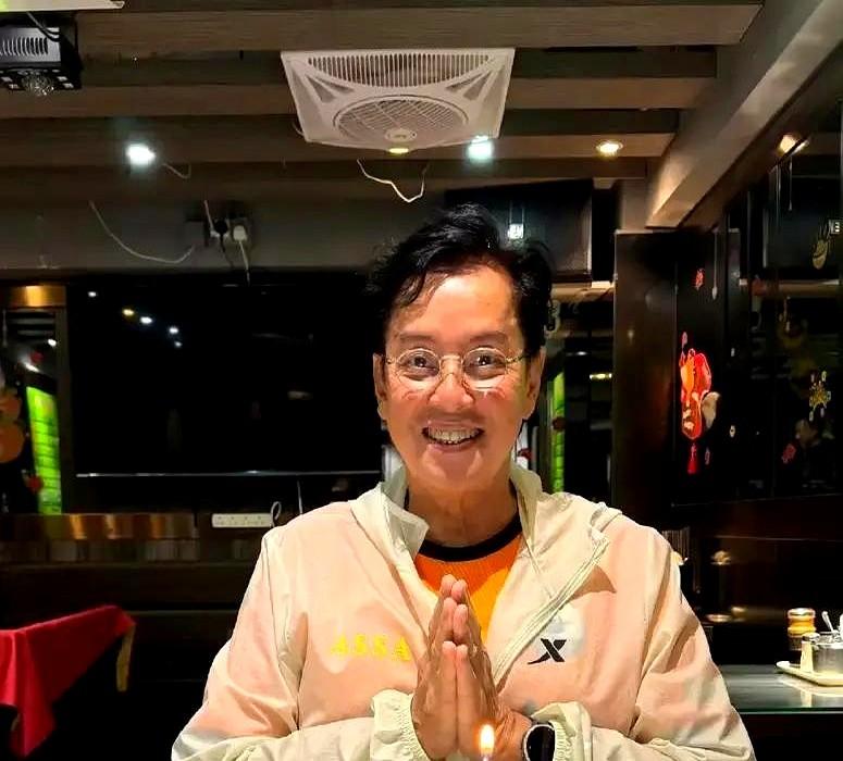 76岁的谭咏麟还在排练室里流汗撸铁。

为了9月红馆连开十场的演唱会，他正拼着力