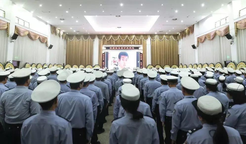 22岁的年轻交警唐万羴，刚参加工作，
6月15日晚高峰，他在拦截违法逃窜车辆时被