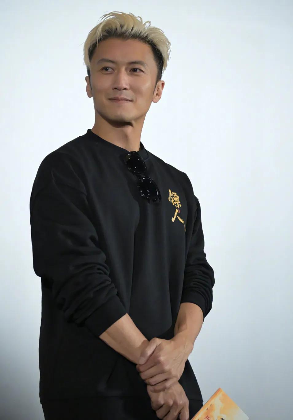 看完吴京爆料谢霆锋“吃药拍戏”，
我只想说：
有些人的敬业，是拿命在赌。

看了