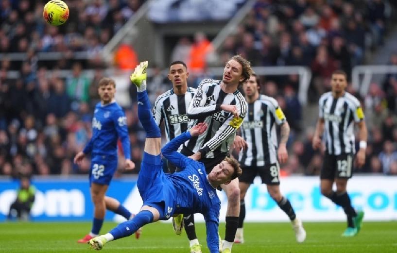 爱华顿上仗作客以3:2力克纽卡素，成功终止联赛两连败，拖肥糖全取3分后升上英超第