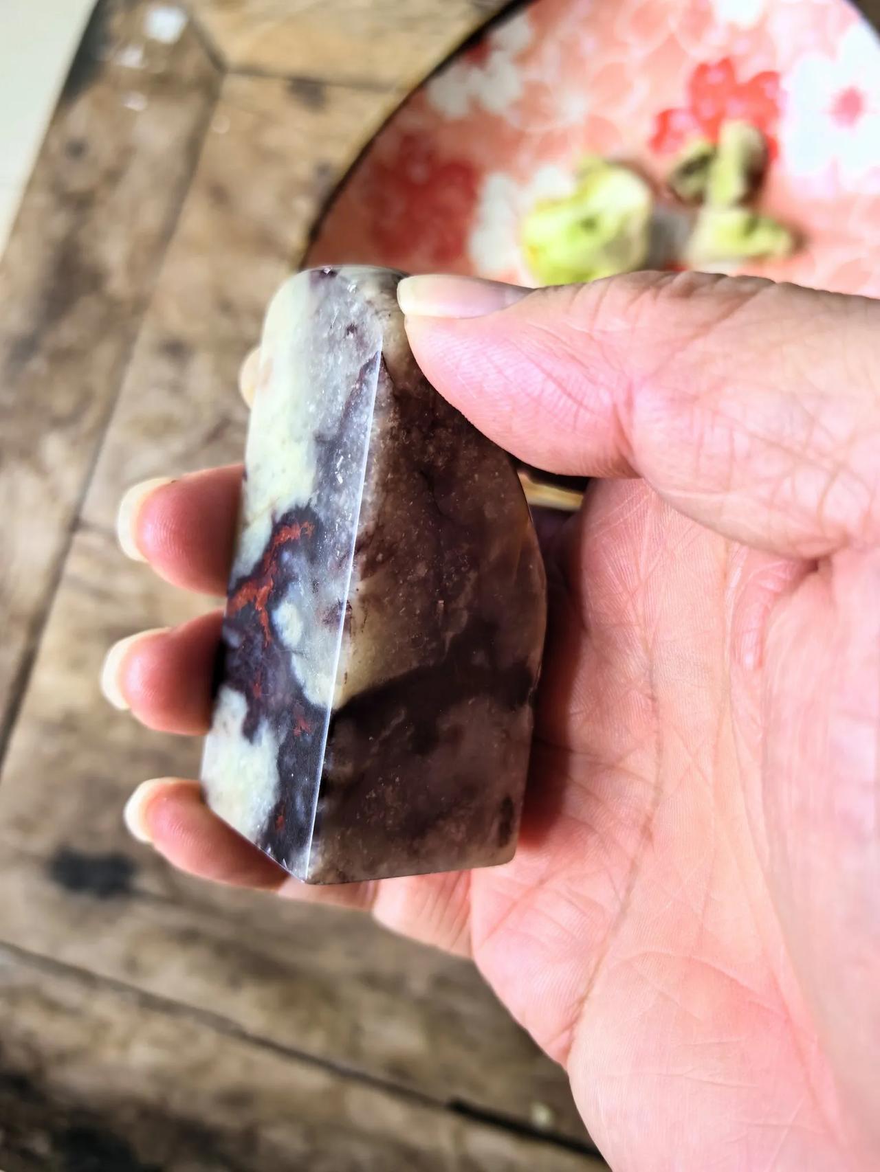 “吾乡用私印，大嵩亦擅名；洞天万山骨，色相百变成；余分为春冻，中有红猩猩……”?