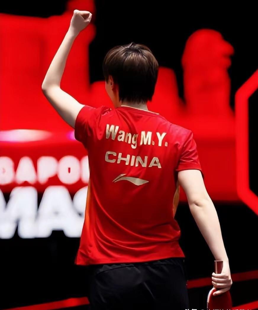 腰伤发作时，她的反手拧拉依然能拧碎对手防线。
这不是天赋。
是咬着牙把每一个救球