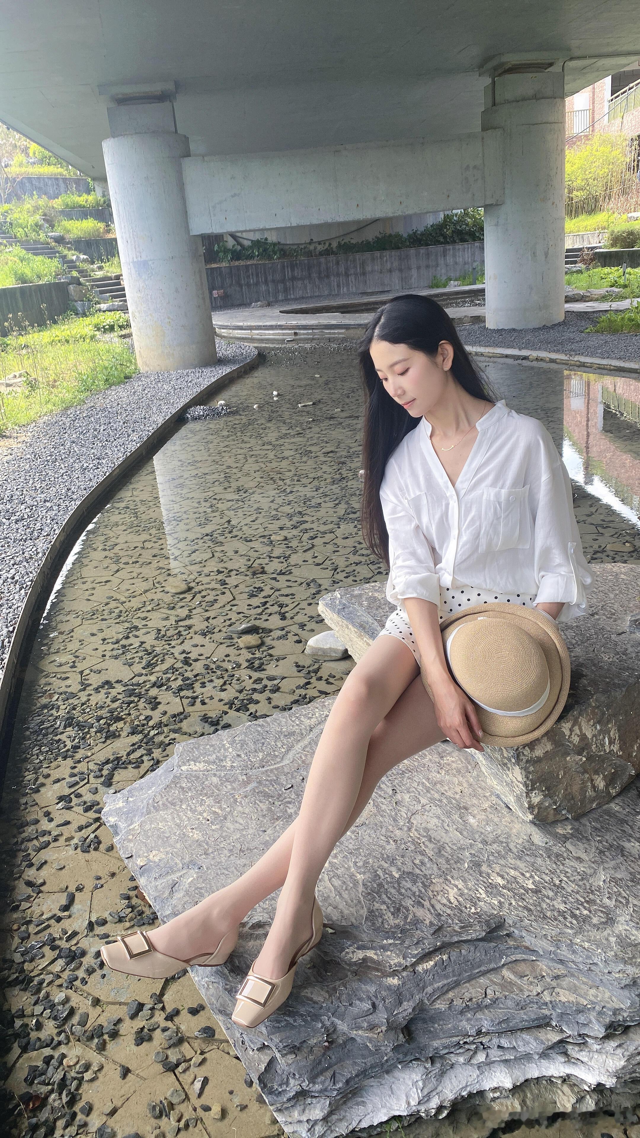 抛开丝袜不说，波点小白裙甚是可爱~ 