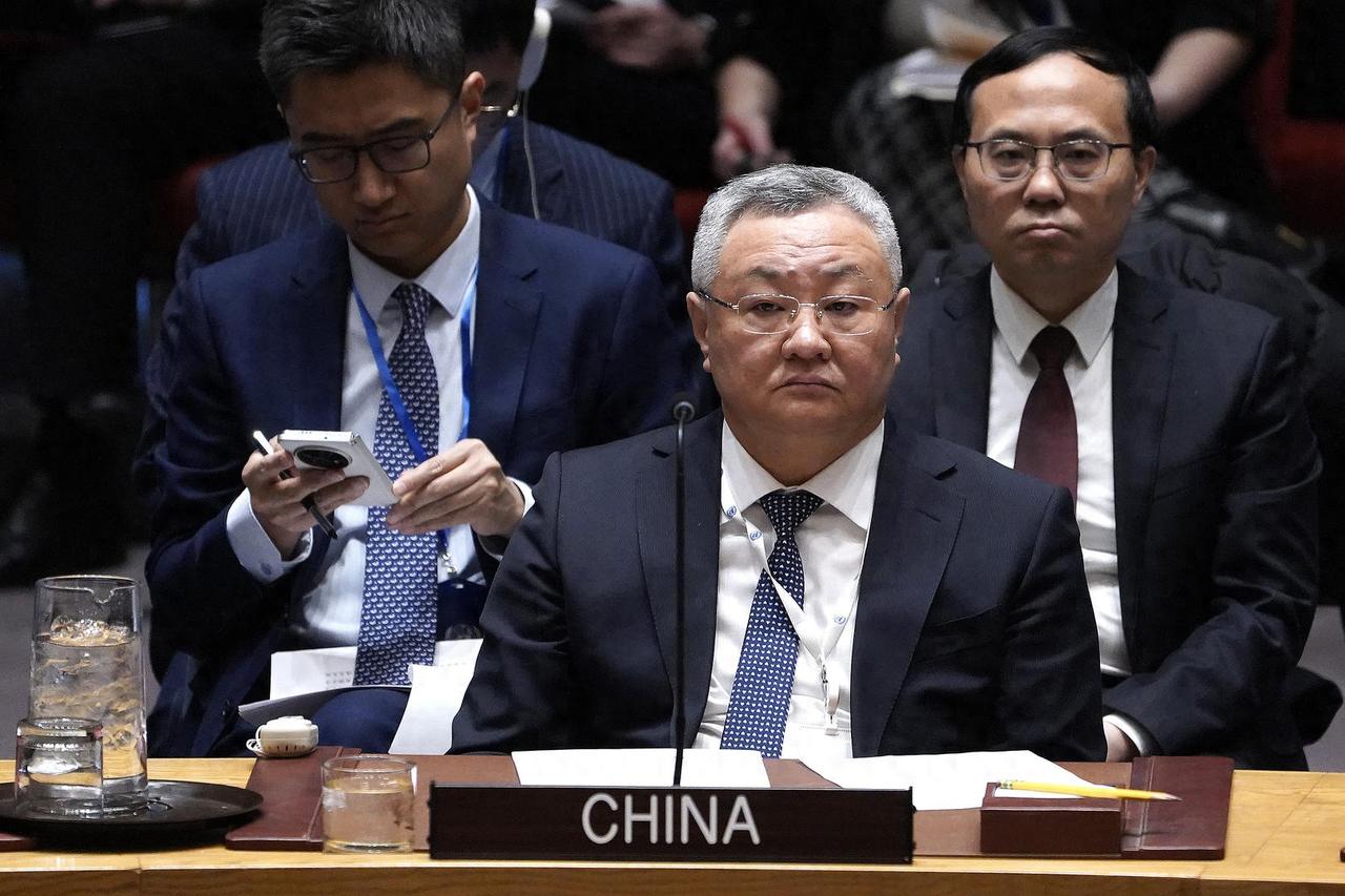 当地时间6月18日，联合国安理会就巴以问题召开紧急公开会，会场里那句"特别是以色